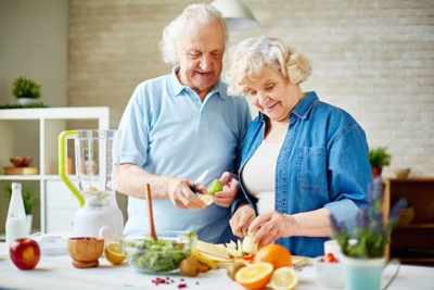 Фото пожилых людей, нарезающих фрукты