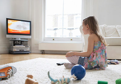 Фото ребенка, смотрящего телевизор