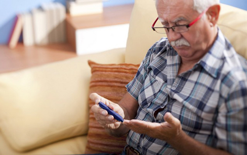 Фото пожилого человека с глюкометром