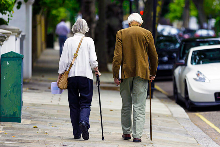Фото пожилых людей с тростью