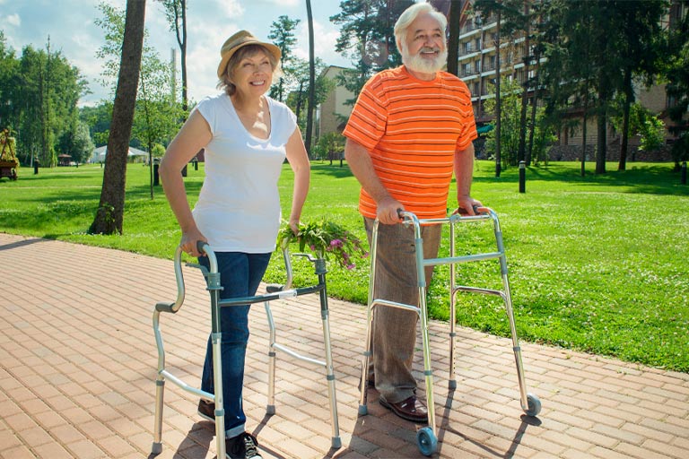 Фото літніх людей із ходунками