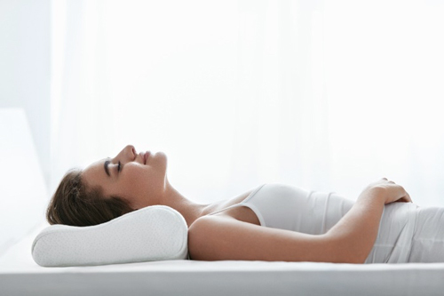 Ортопедическая подушка помогает расслабиться