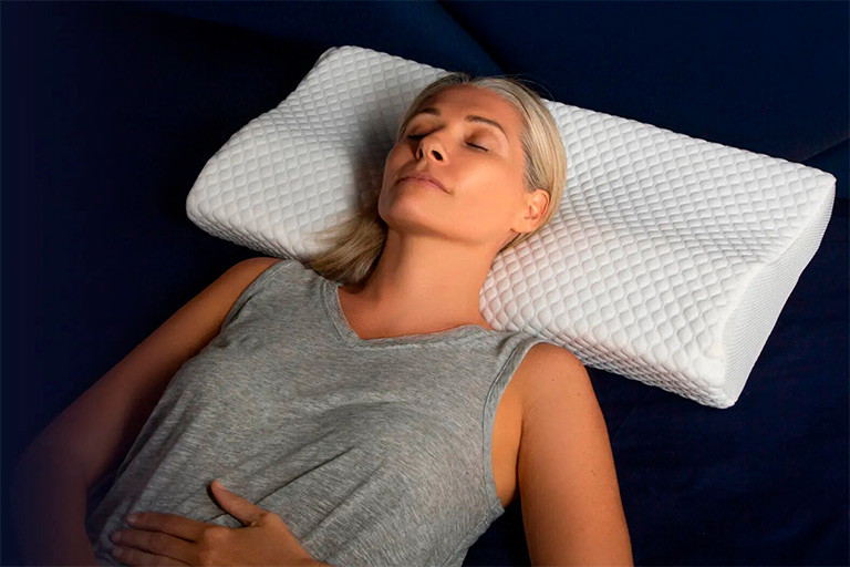 Фото жінки, яка спить на хвилеподібній подушці