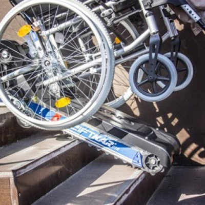 Спуск інвалідного візка по сходах на підйомнику