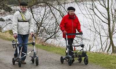 Фото літніх людей із ролерами на вулиці