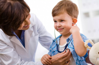 Врач слушает ребенка через стетоскоп