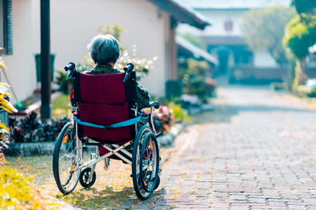 Фото жінки в інвалідному кріслі на вулиці