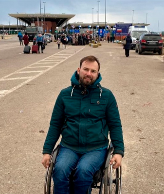 Фото чоловіка в інвалідному візку
