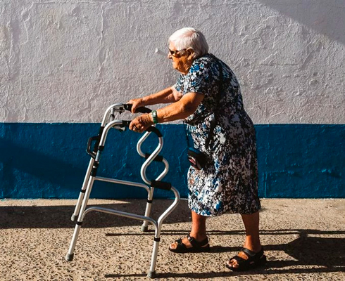 Фото літньої жінки з ходунками
